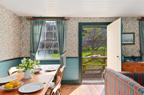 Historic Pavitt Cottage - Robinsons Bay Holiday Home, Akaroa